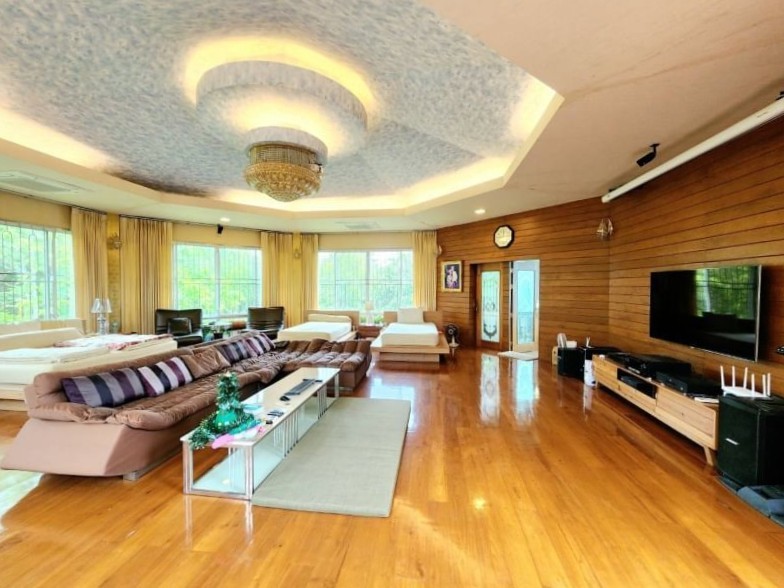 5 Bedroom House For Rent in Pa Daet, Mueang Chiang Mai, Chiang Mai - Image 11