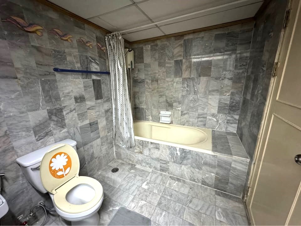 1 Bedroom Condo For Sale in Bang Kapi, Huai Khwang, Bangkok - Image 7