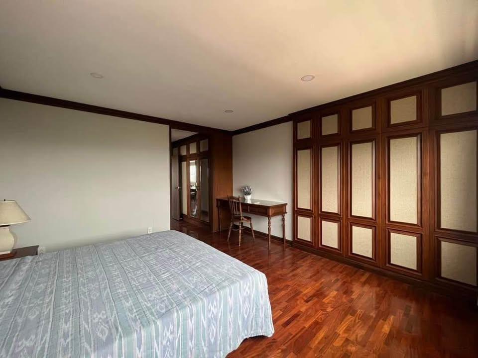 Floral Condo - Image 17