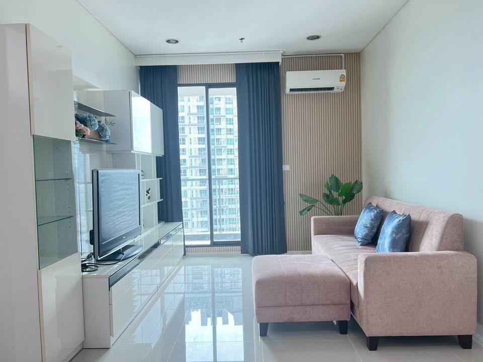 Villa Asoke Condominium - Image 1