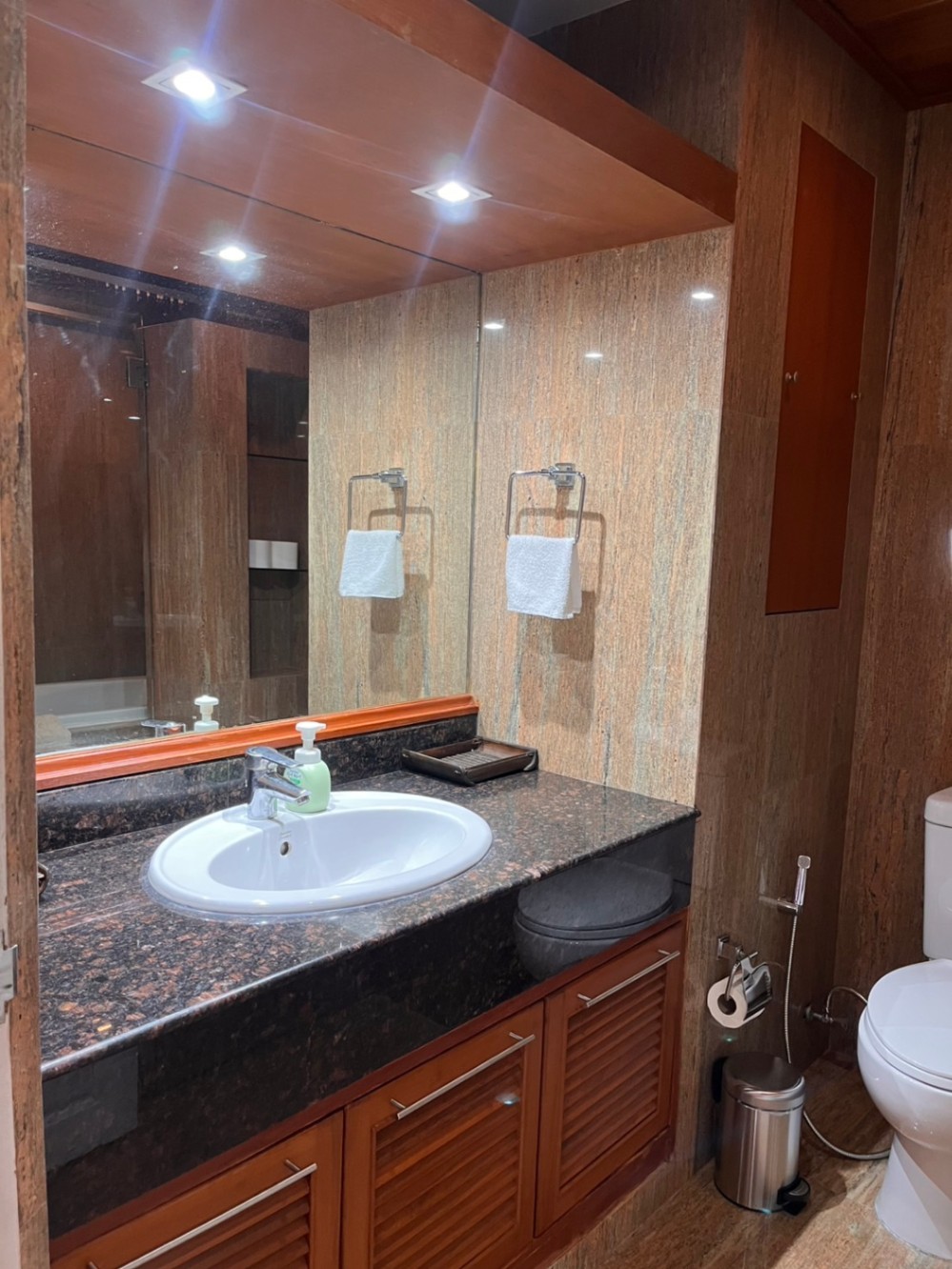 Floral Condo - Image 11