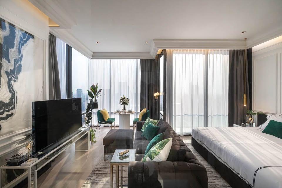 Ashton Silom - Image 3