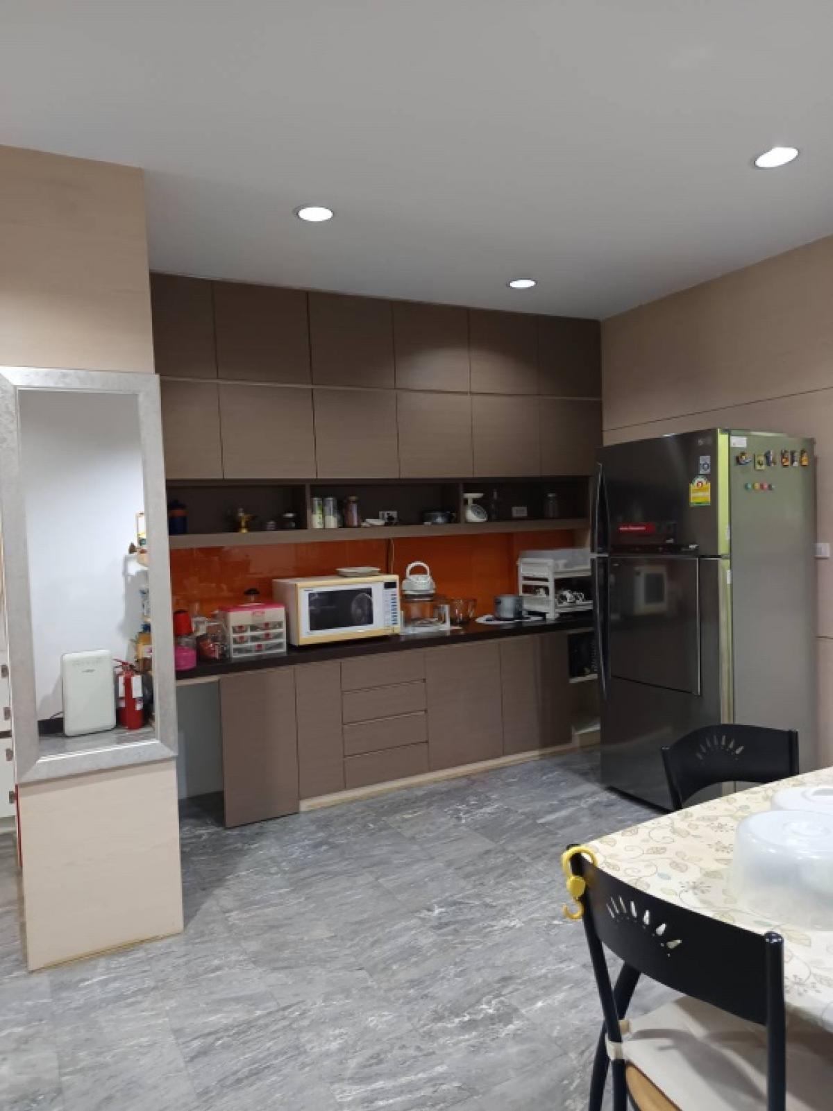 4 Bedroom Townhouse For Sale in Wat Phraya Krai, Bang Kho Laem, Bangkok - Image 5