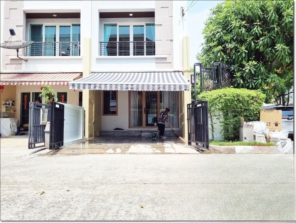 3 Bedroom Townhouse For Sale in Wang Thonglang, Wang Thonglang, Bangkok - Image 1