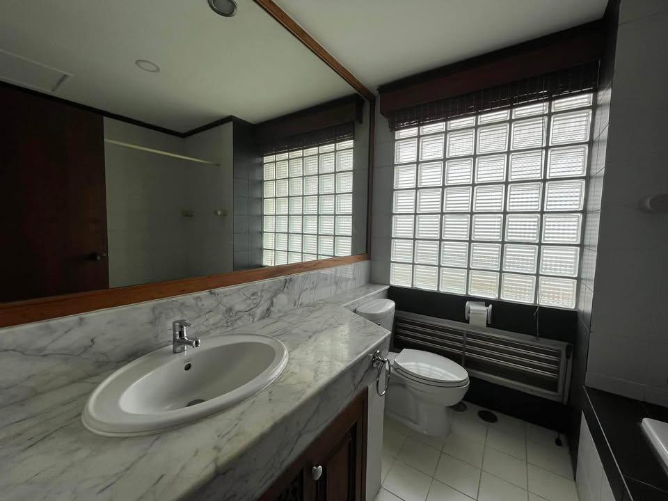 Floral Condo - Image 18