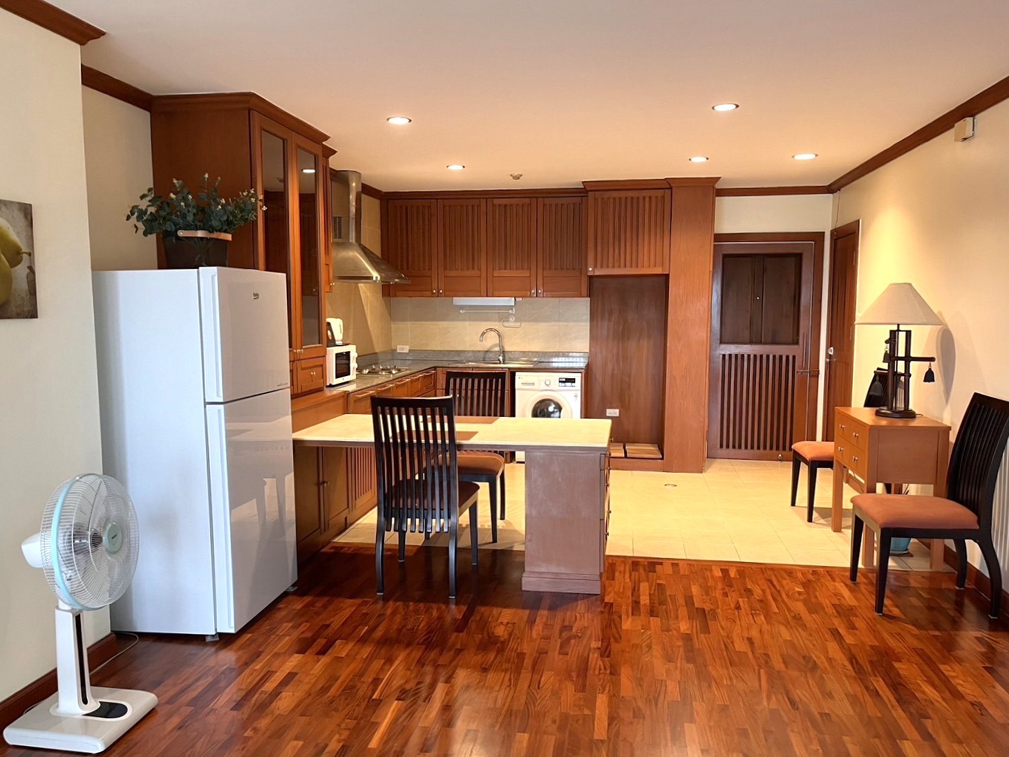 Floral Condo - Image 4