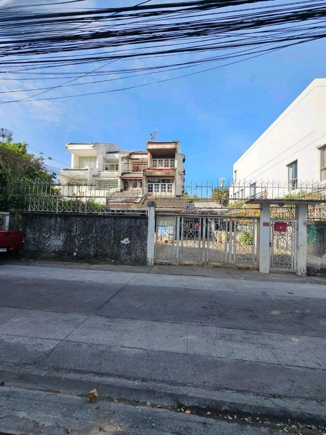 5 Bedroom Townhouse For Sale in Phra Khanong Nuea, Vadhana, Bangkok - Image 1