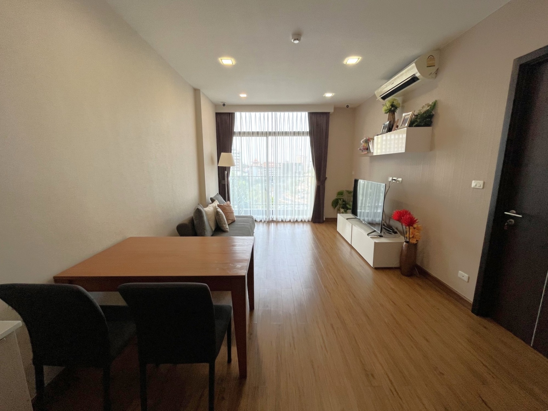 Stylish Condo - Image 1