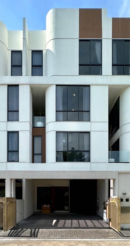 3 Bedroom Townhouse For Sale in Bang Phongphang, Yan Nawa, Bangkok - Image 1
