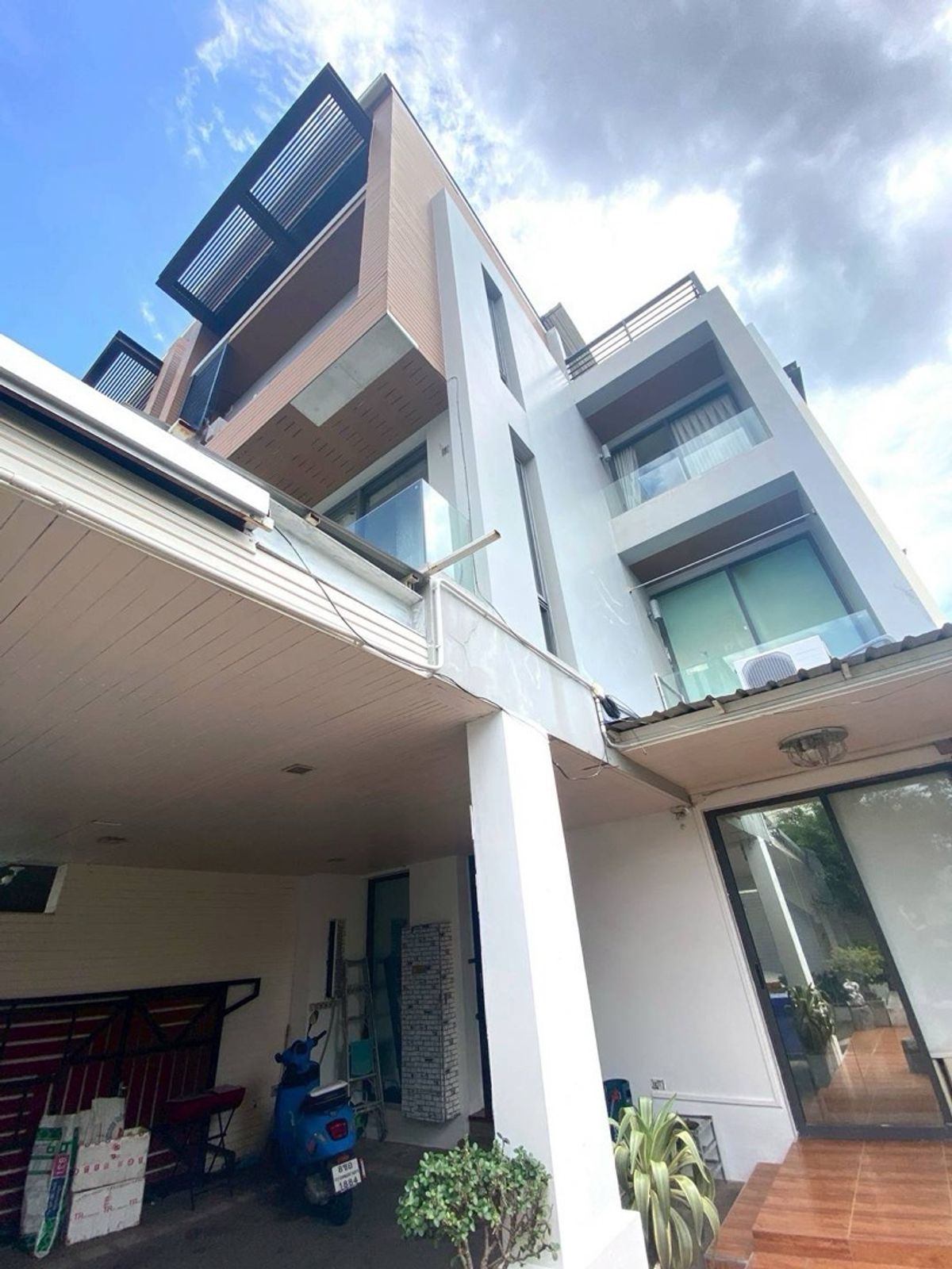 5 Bedroom Townhouse For Sale in Chong Nonsi, Yan Nawa, Bangkok - Image 1
