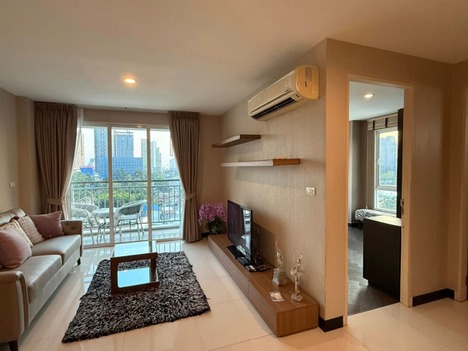VOQUE Condo Sukhumvit 16 - Image 3