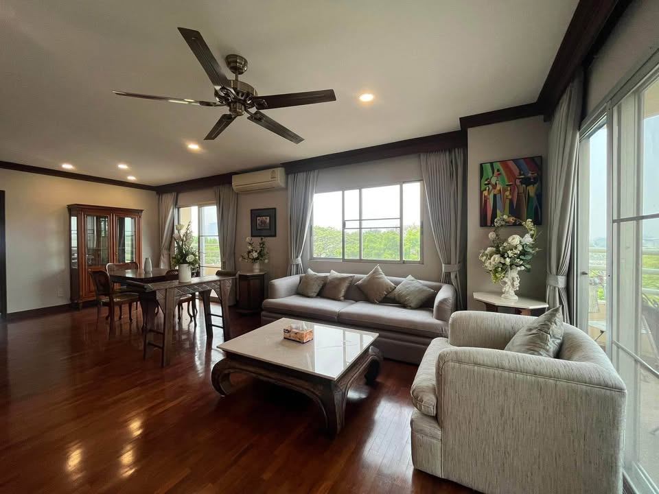 Floral Condo - Image 2