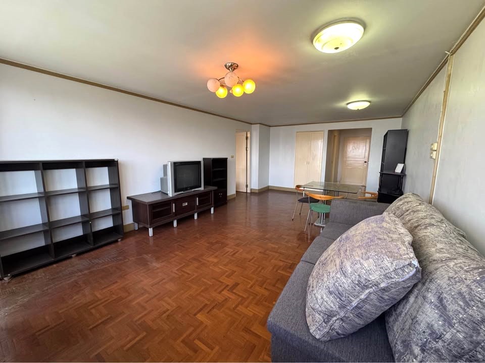 1 Bedroom Condo For Sale in Bang Kapi, Huai Khwang, Bangkok - Image 2