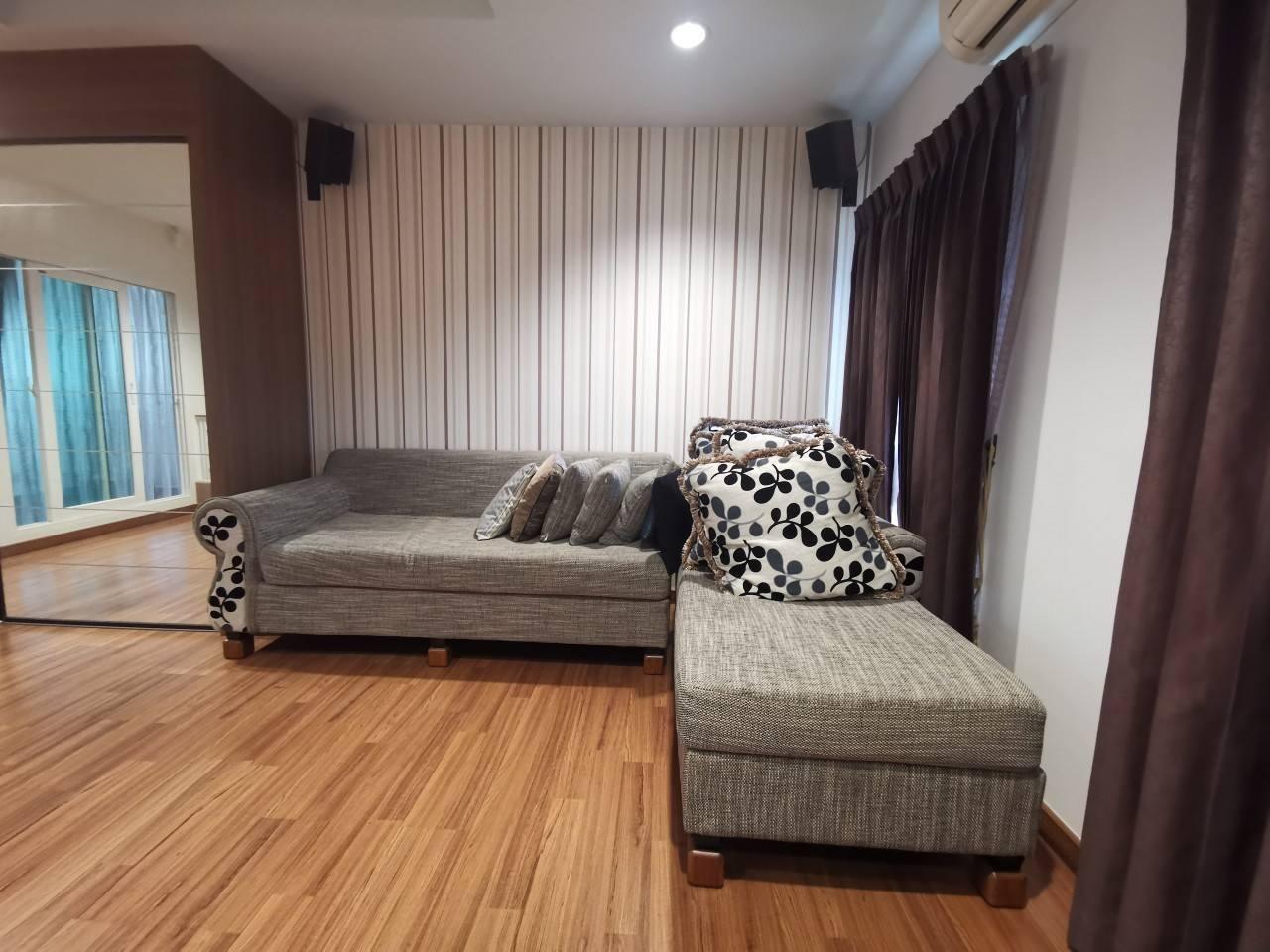 3 Bedroom Townhouse For Sale in Chong Nonsi, Yan Nawa, Bangkok - Image 2