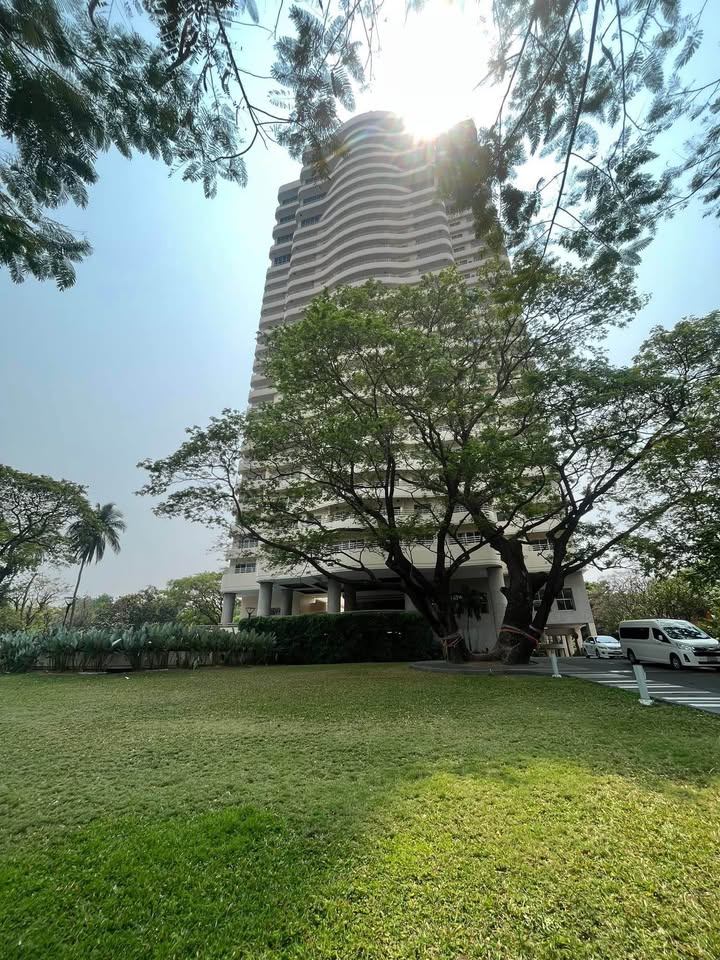 Floral Condo - Image 31
