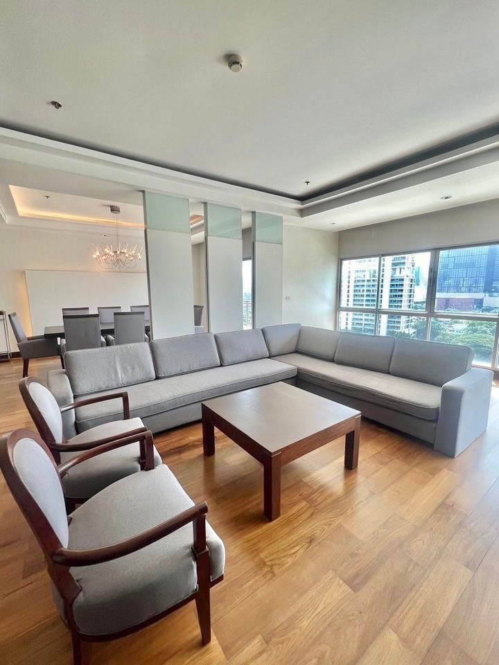 Royal Residence Park - Image 1