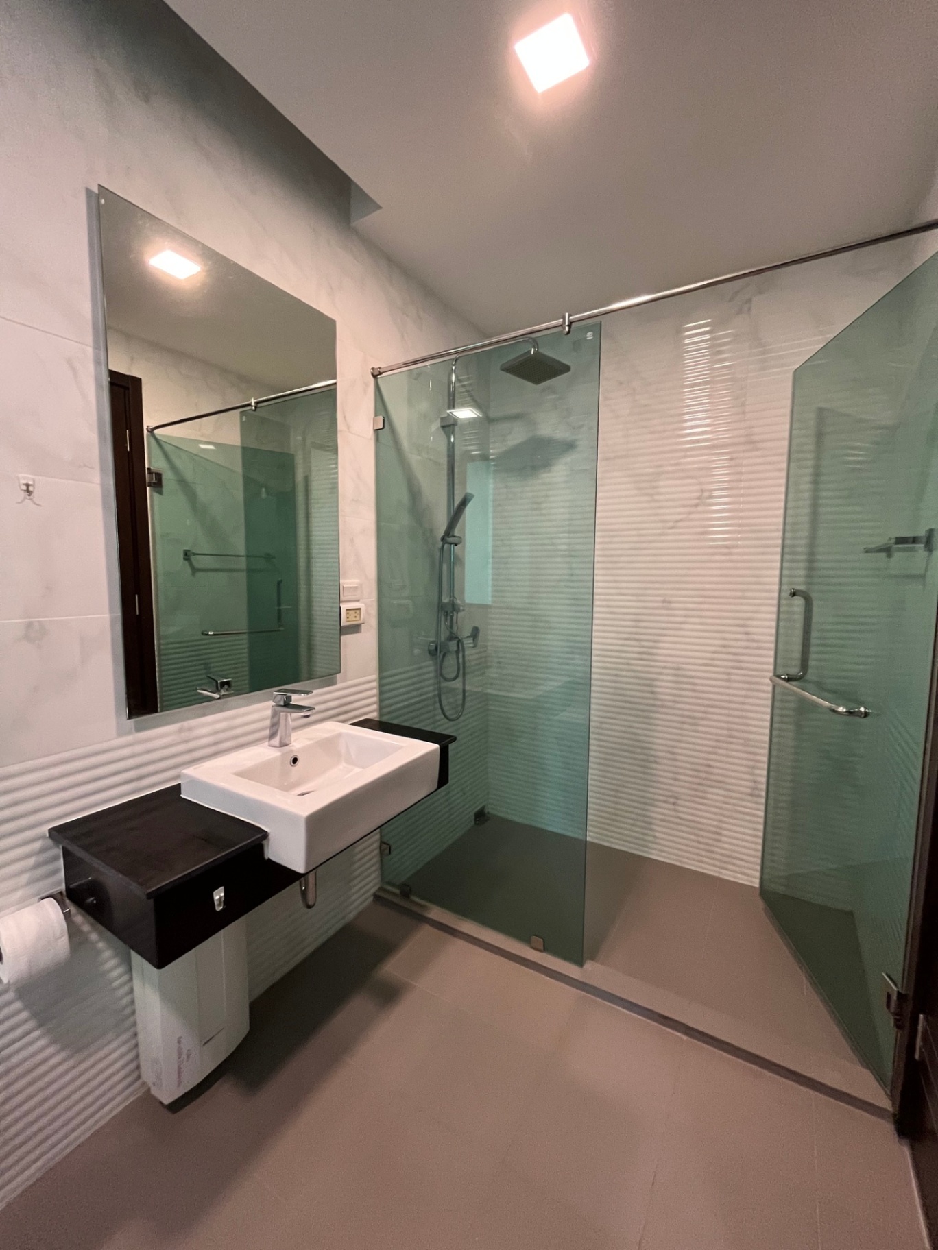 Stylish Condo - Image 6