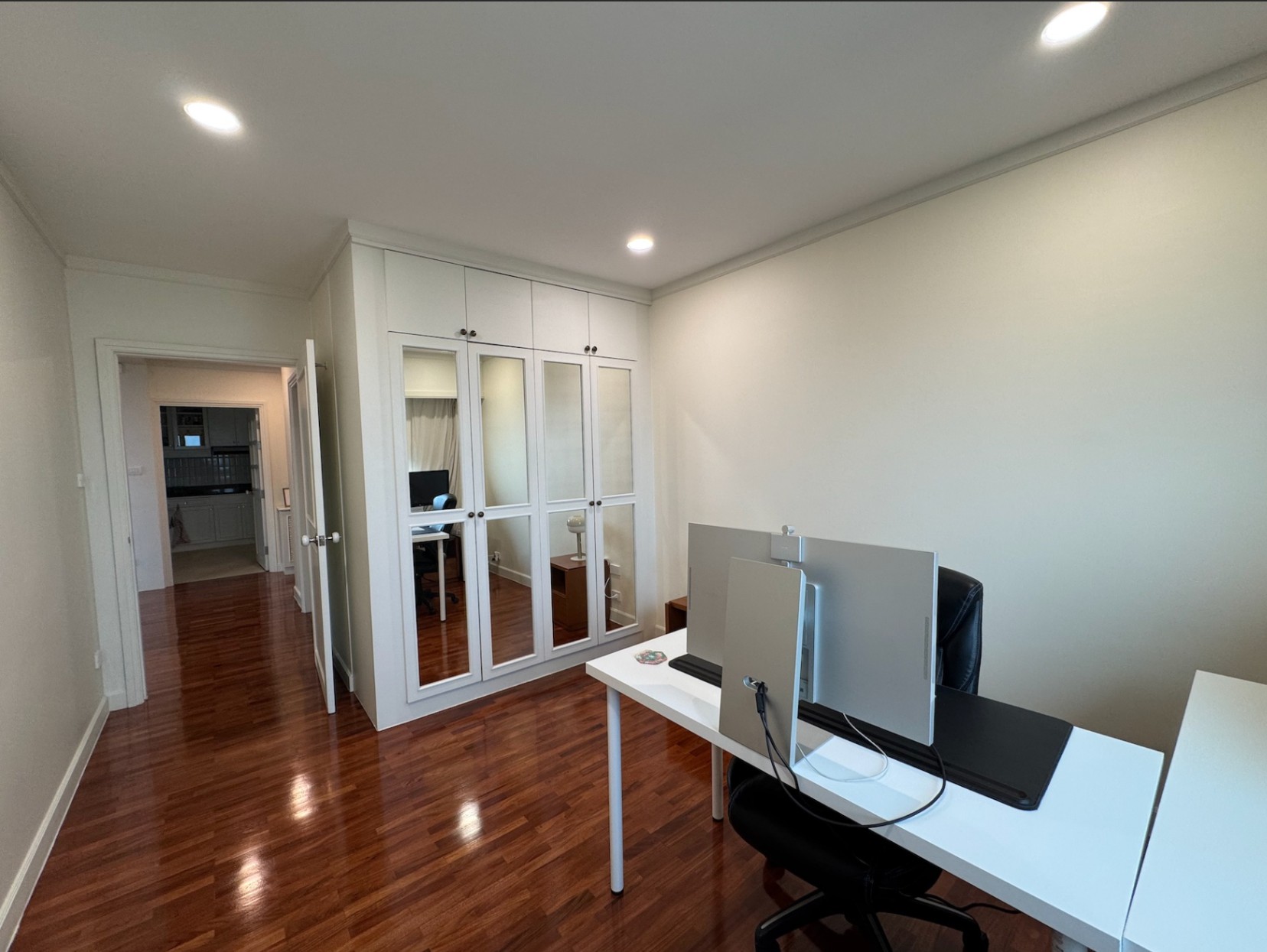 Floral Condo - Image 9