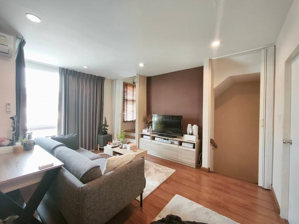 3 Bedroom Townhouse For Sale in Khlong Sam Prawet, Lat Krabang, Bangkok - Image 1