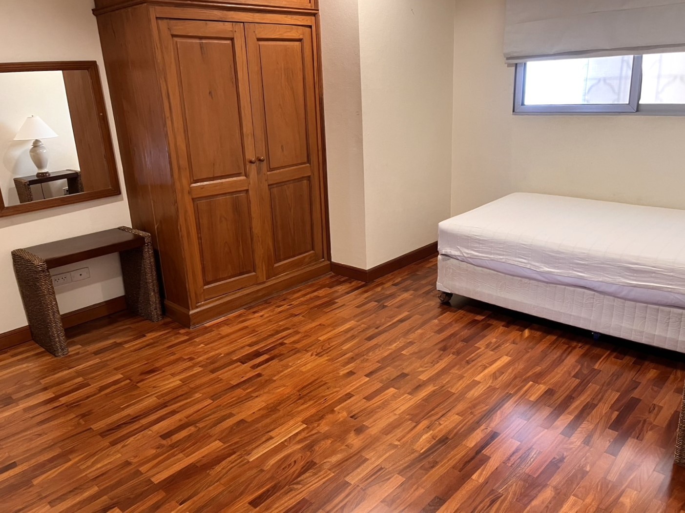 Floral Condo - Image 10