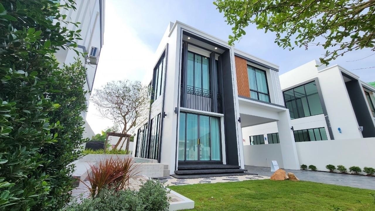 4 Bedroom House For Sale in San Phak Wan, Hang Dong, Chiang Mai - Image 1