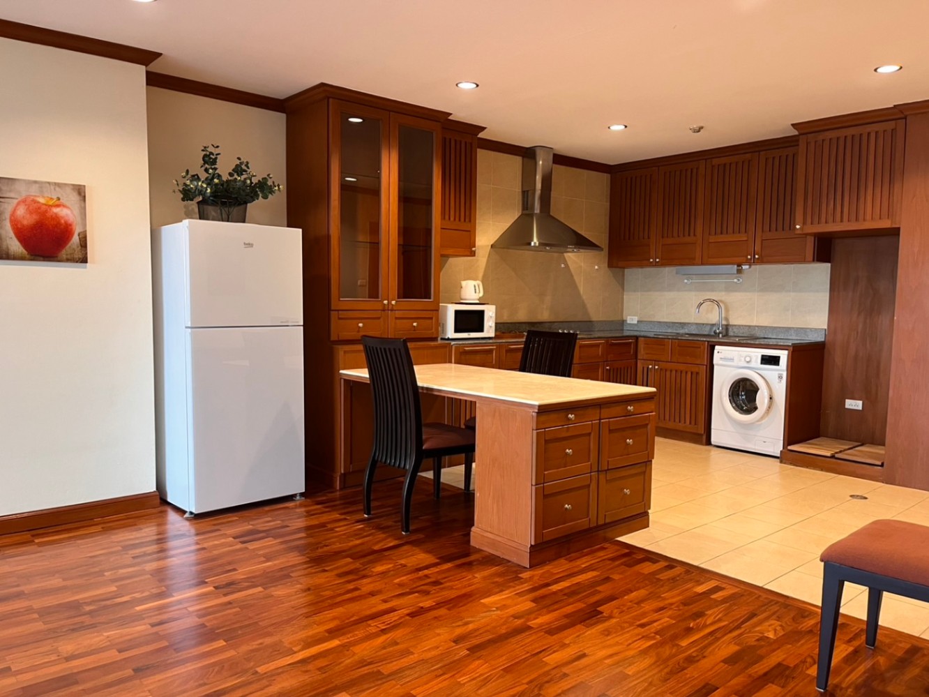 Floral Condo - Image 7