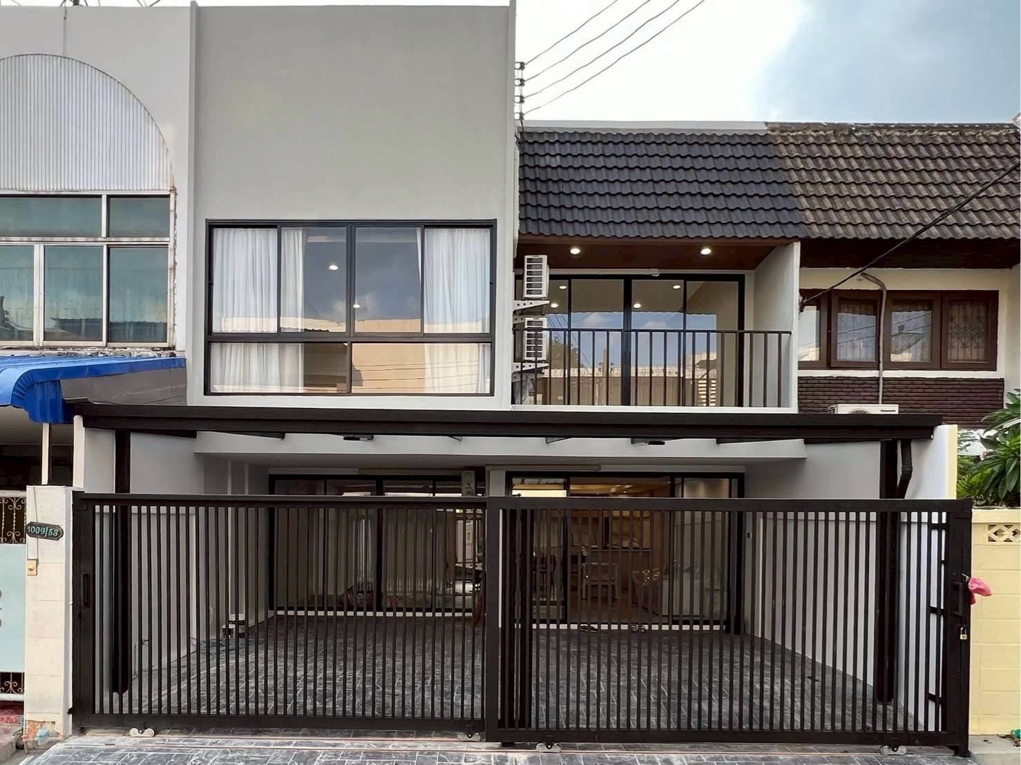 4 Bedroom Townhouse For Sale in Khlong Tan Nuea, Vadhana, Bangkok - Image 1
