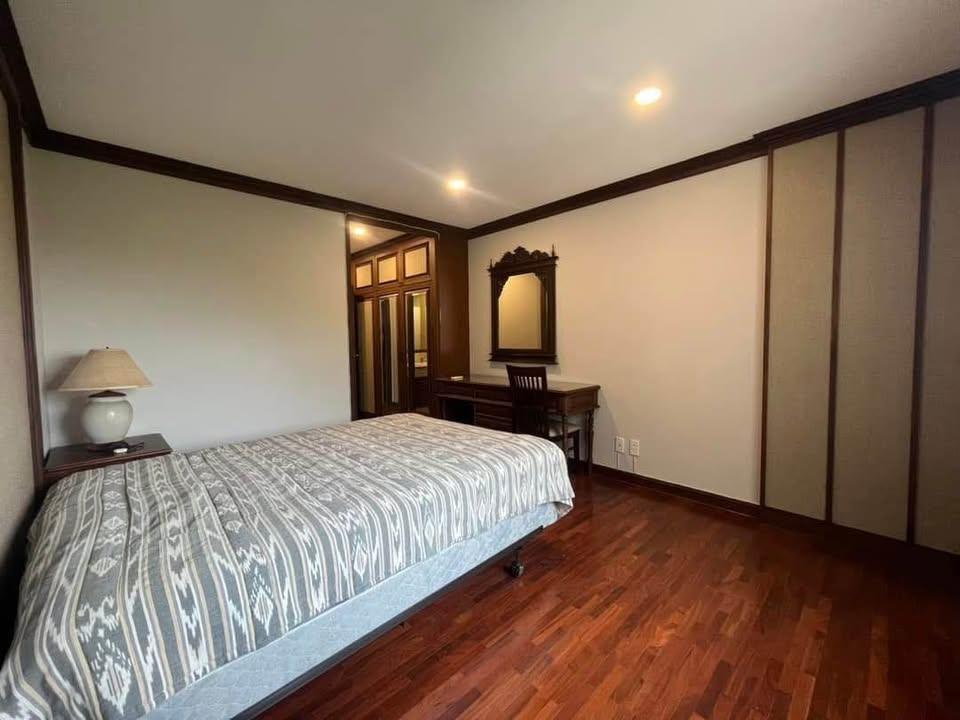 Floral Condo - Image 19