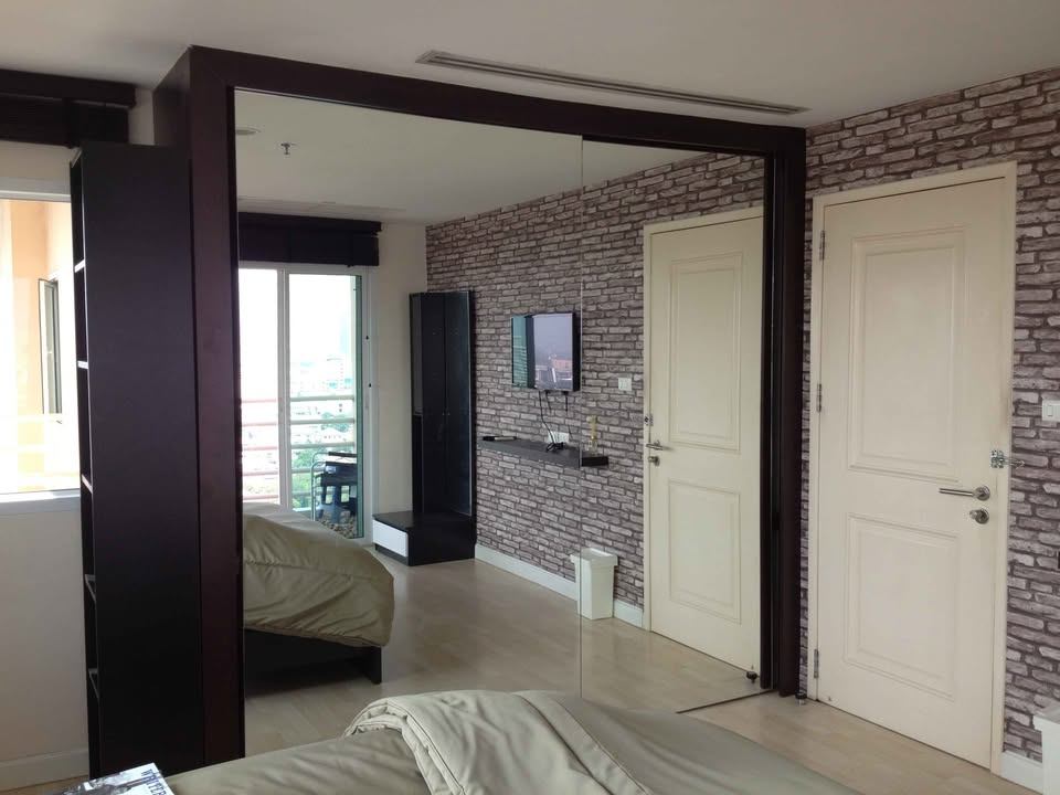 1 Bedroom Condo For Sale in Sam Sen Nok, Huai Khwang, Bangkok - Image 4