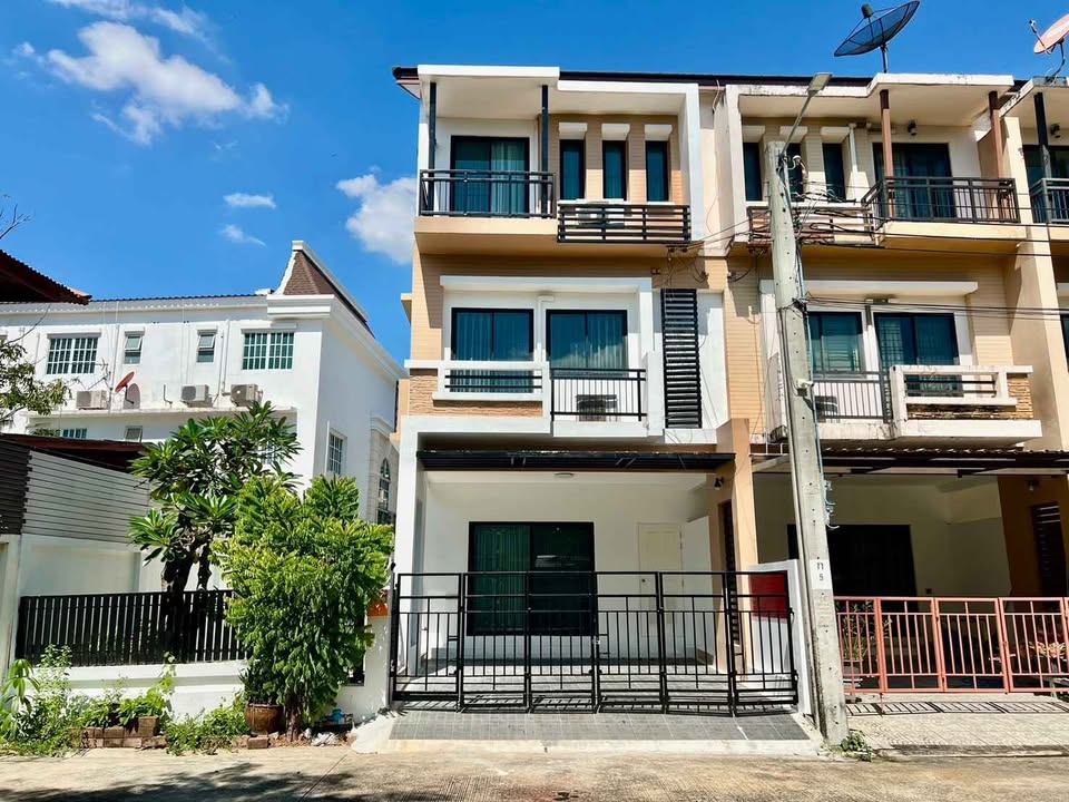 3 Bedroom Townhouse  in Hua Mak, Bang Kapi, Bangkok - Image 1