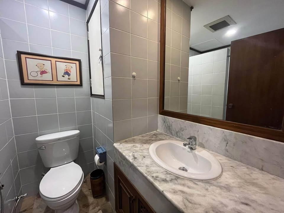 Floral Condo - Image 24