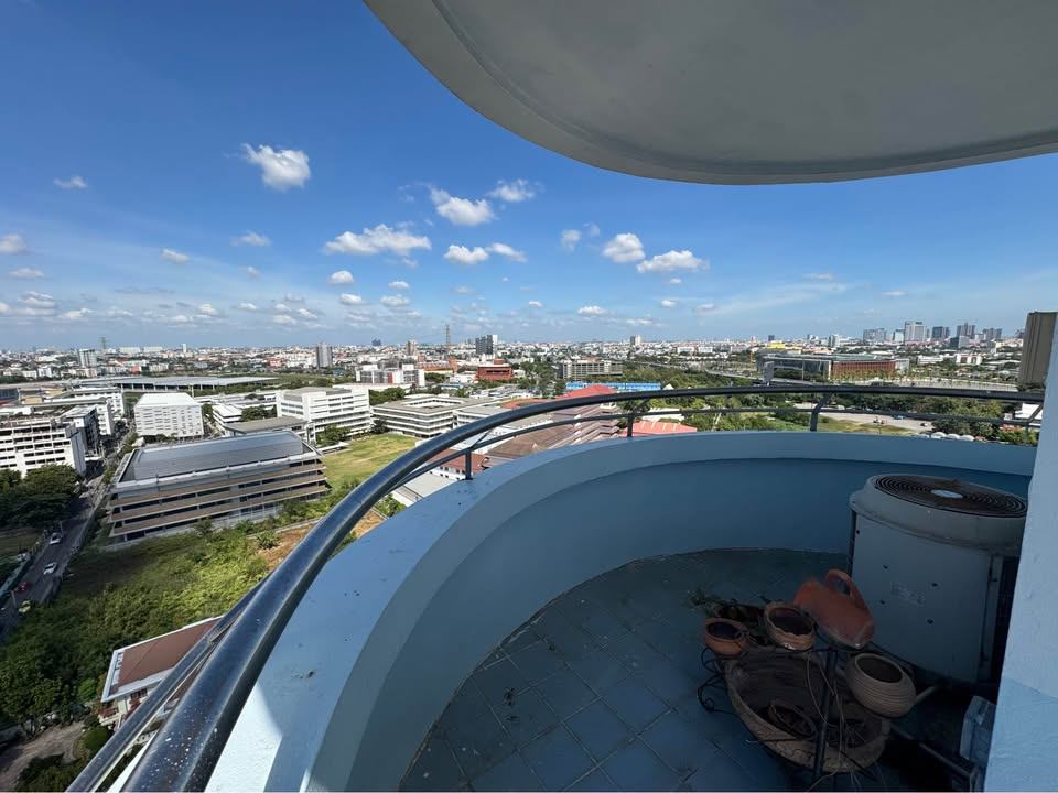 1 Bedroom Condo For Sale in Bang Kapi, Huai Khwang, Bangkok - Image 9