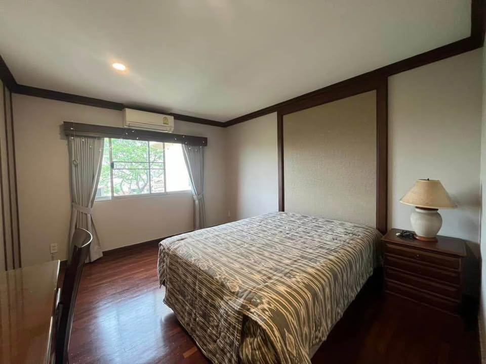Floral Condo - Image 27
