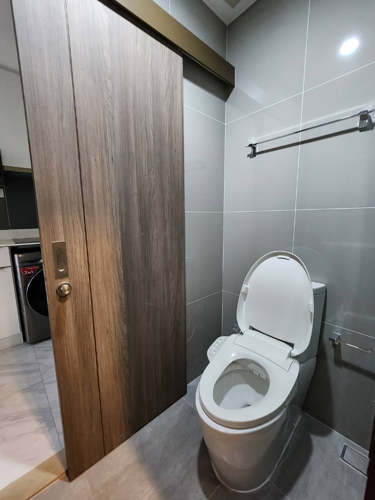 2 Bedroom Condo For Sale in Bang Kapi, Huai Khwang, Bangkok - Image 9