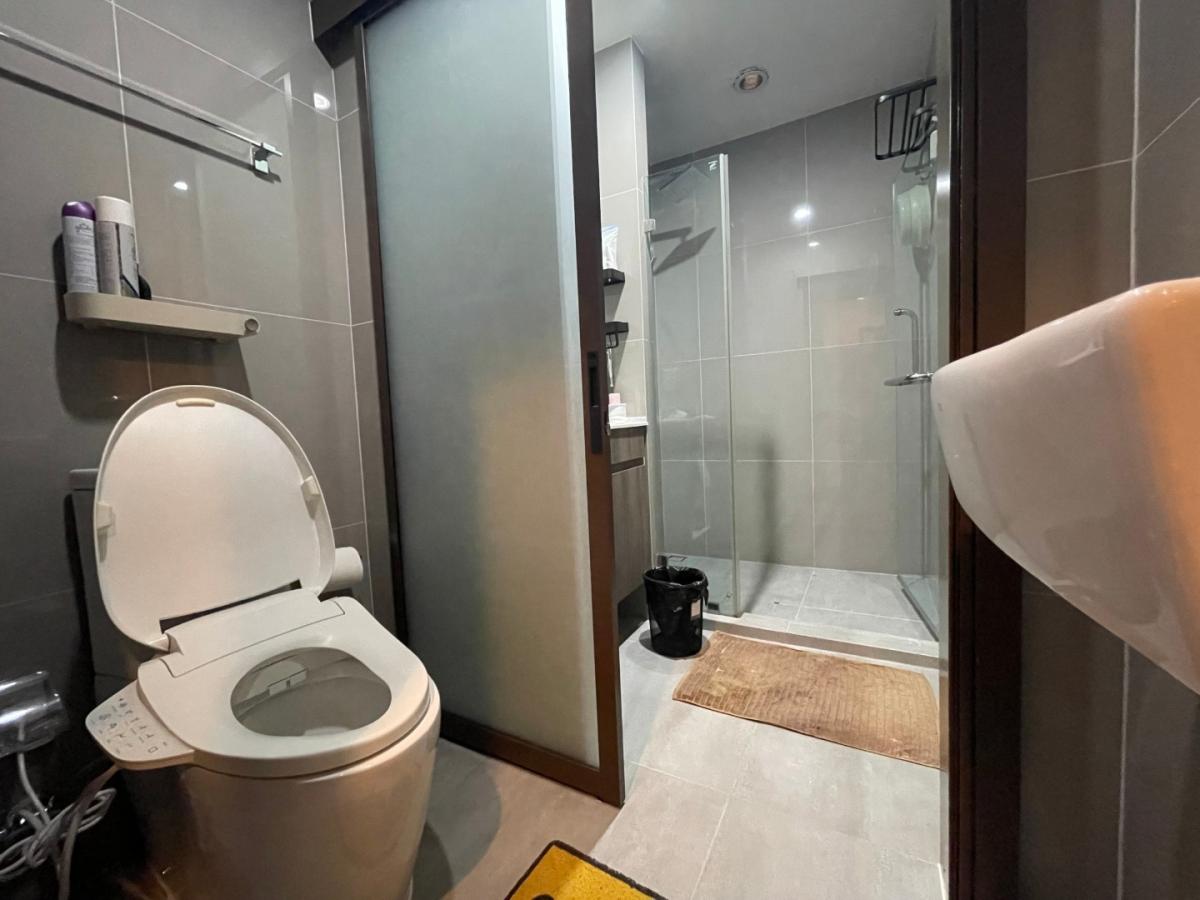 2 Bedroom Condo For Sale in Bang Kapi, Huai Khwang, Bangkok - Image 5