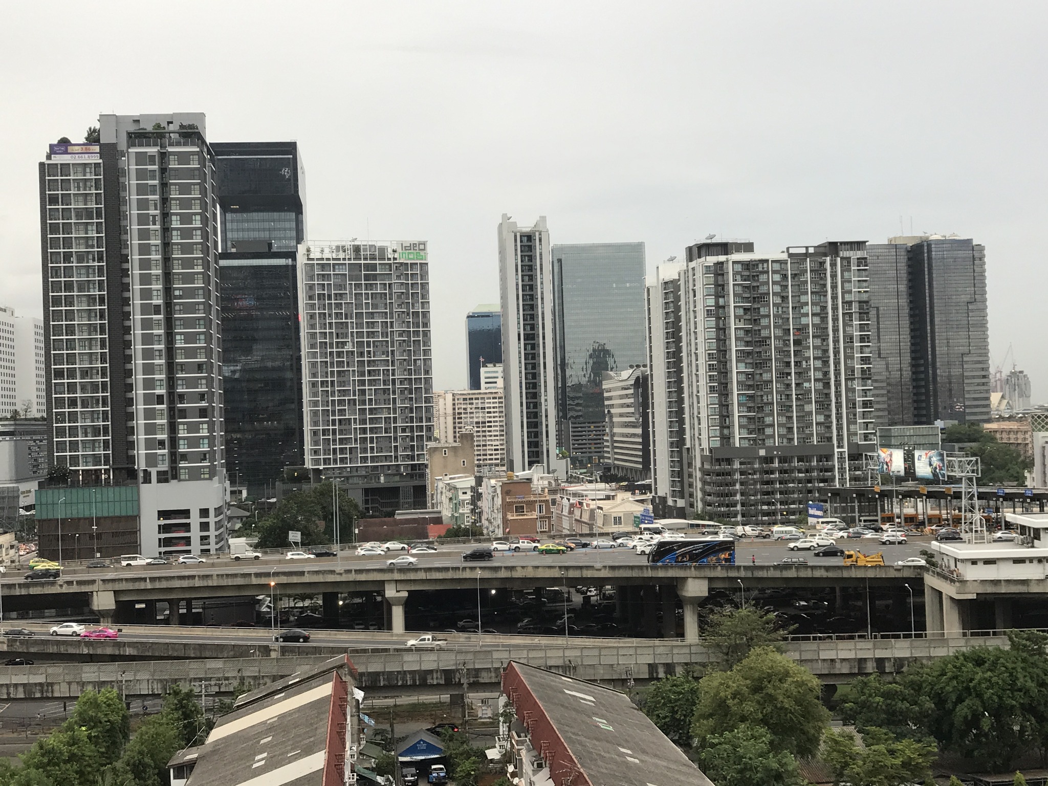 1 Bedroom Condo For Rent in Bang Kapi, Huai Khwang, Bangkok - Image 5