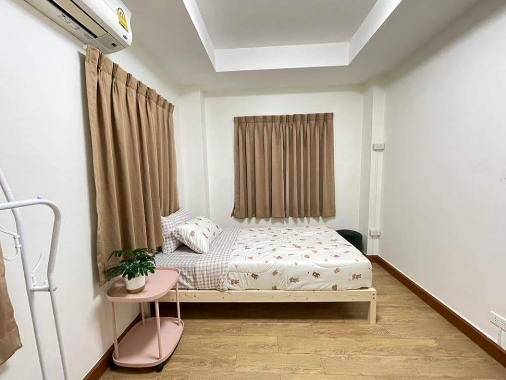 7 Bedroom Townhouse For Rent in Sam Sen Nok, Huai Khwang, Bangkok - Image 6
