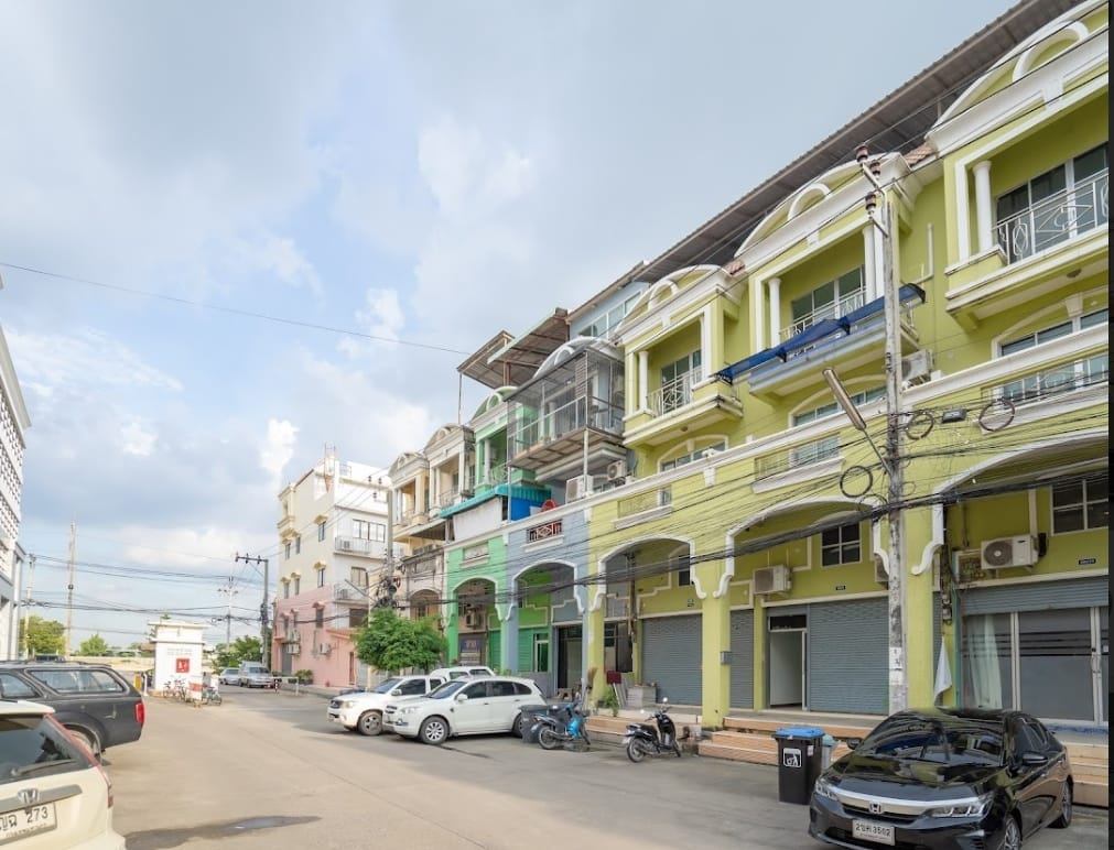  Retail Space For Sale in Khlong Sam Prawet, Lat Krabang, Bangkok - Image 1