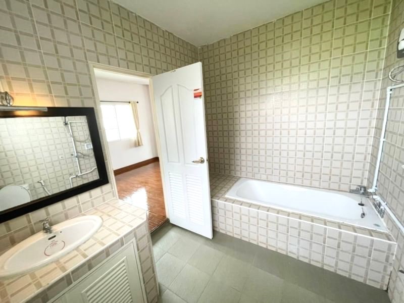 4 Bedroom House  in Ton Pao, San Kamphaeng, Chiang Mai - Image 8