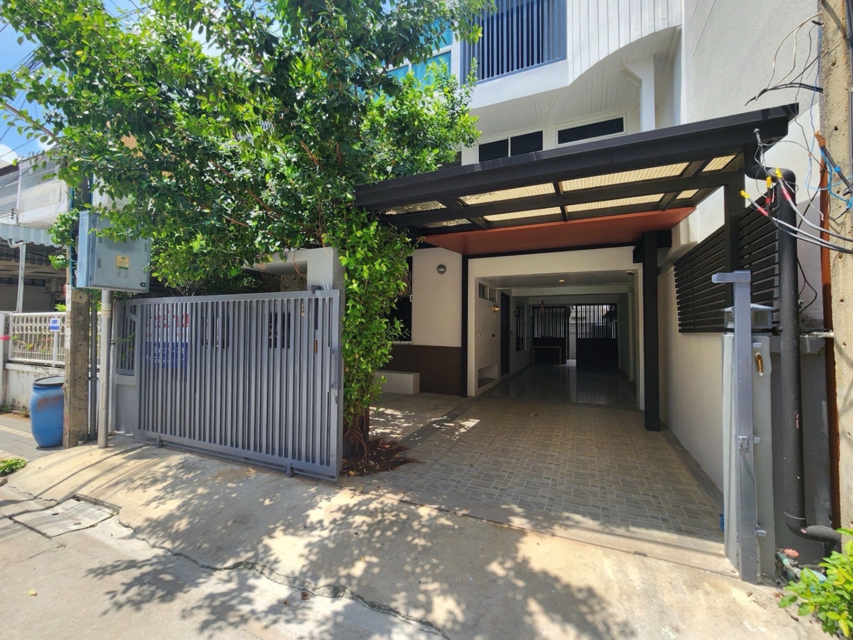 3 Bedroom Townhouse For Sale in Wat Phraya Krai, Bang Kho Laem, Bangkok - Image 1