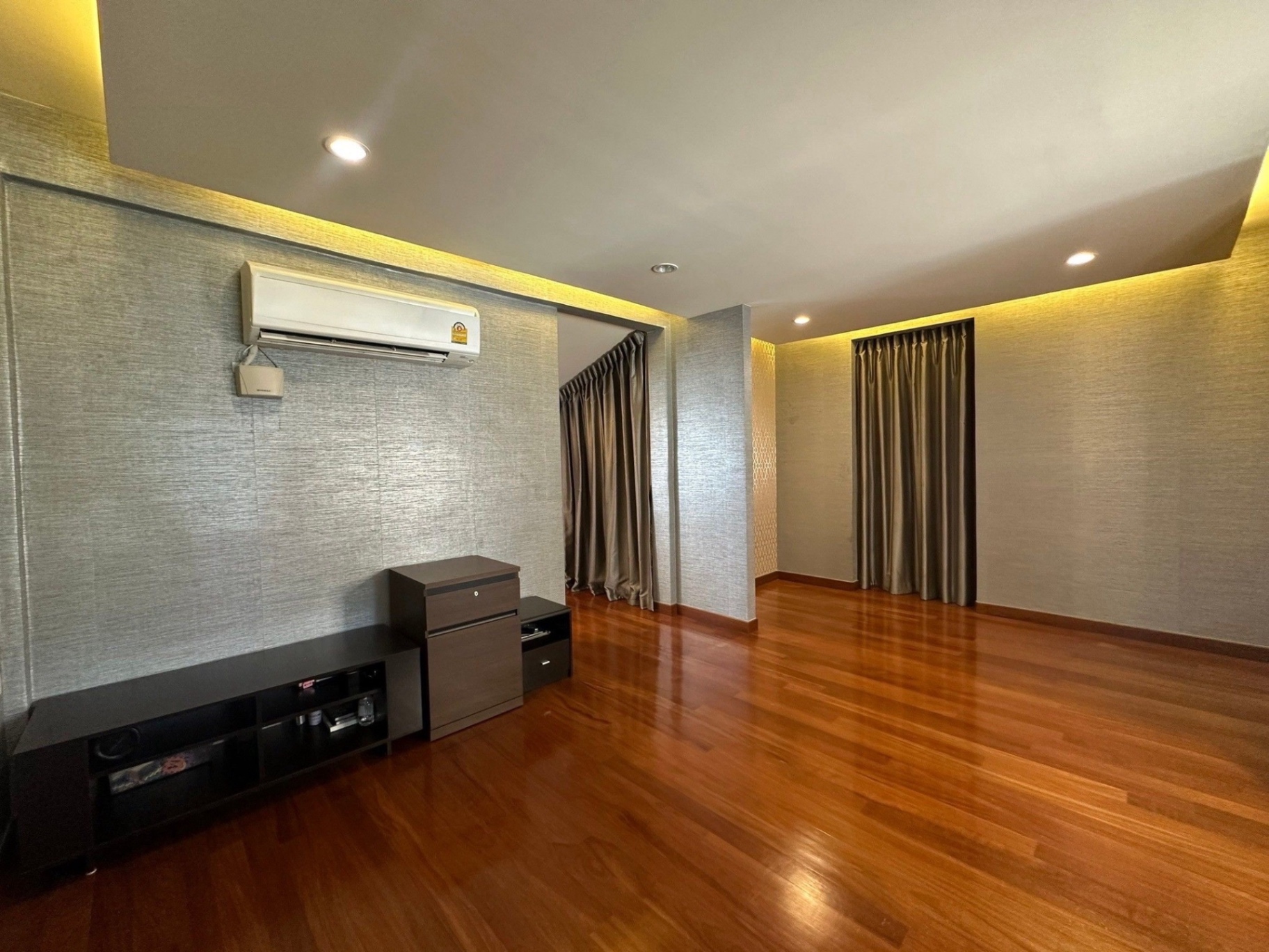 3 Bedroom Townhouse For Sale in Wat Phraya Krai, Bang Kho Laem, Bangkok - Image 3