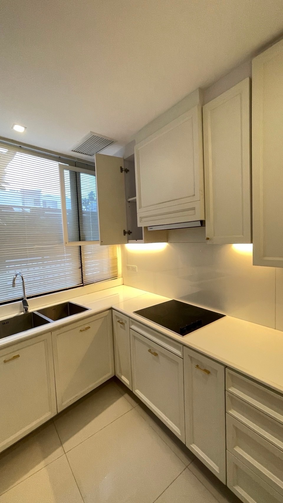3 Bedroom Condo  in Chong Nonsi, Yan Nawa, Bangkok - Image 7