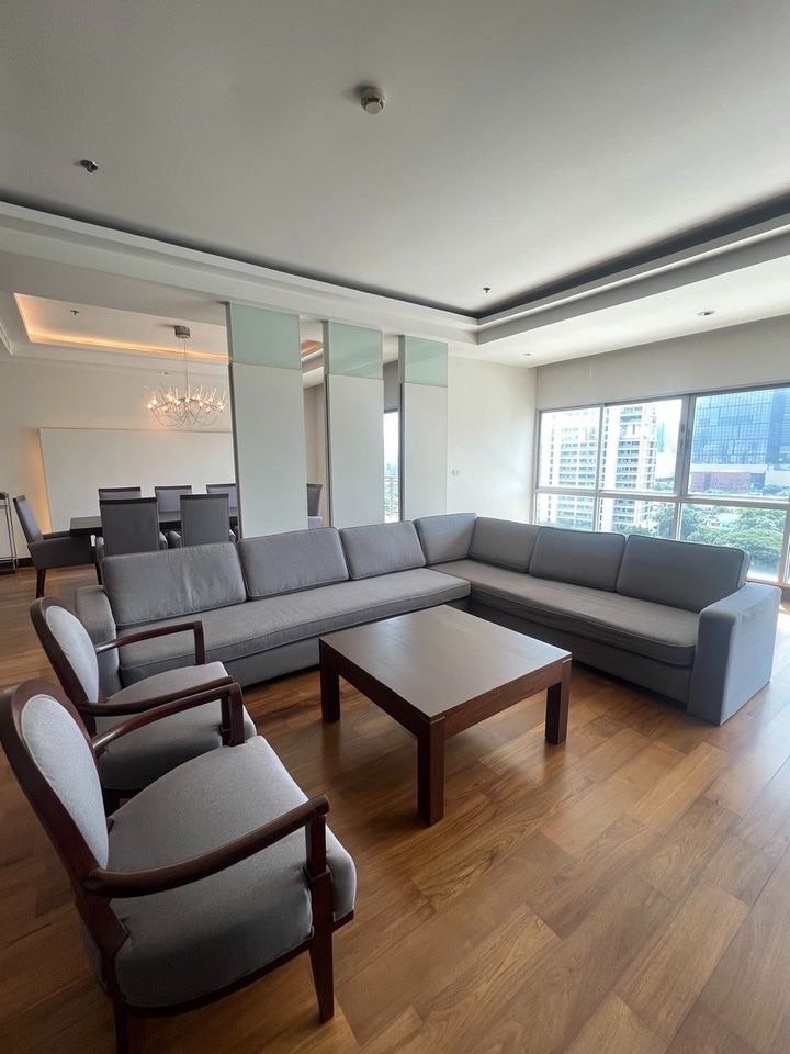 Royal Residence Park - Image 1