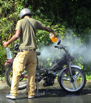 motorcykel i brand bliver doused med vand