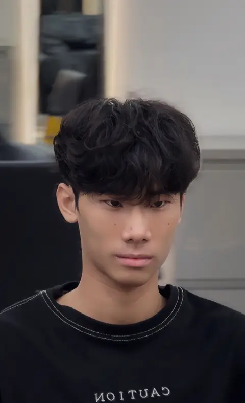 男生黑髮紋理燙,瀏海蓋額頭頂蓬鬆有捲度