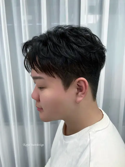 男生黑髮紋理燙,兩側推短頭頂微捲有空氣感