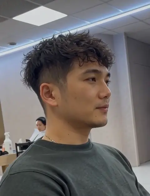 男生黑色短髮紋理燙,頭頂蓬鬆捲度兩側清爽