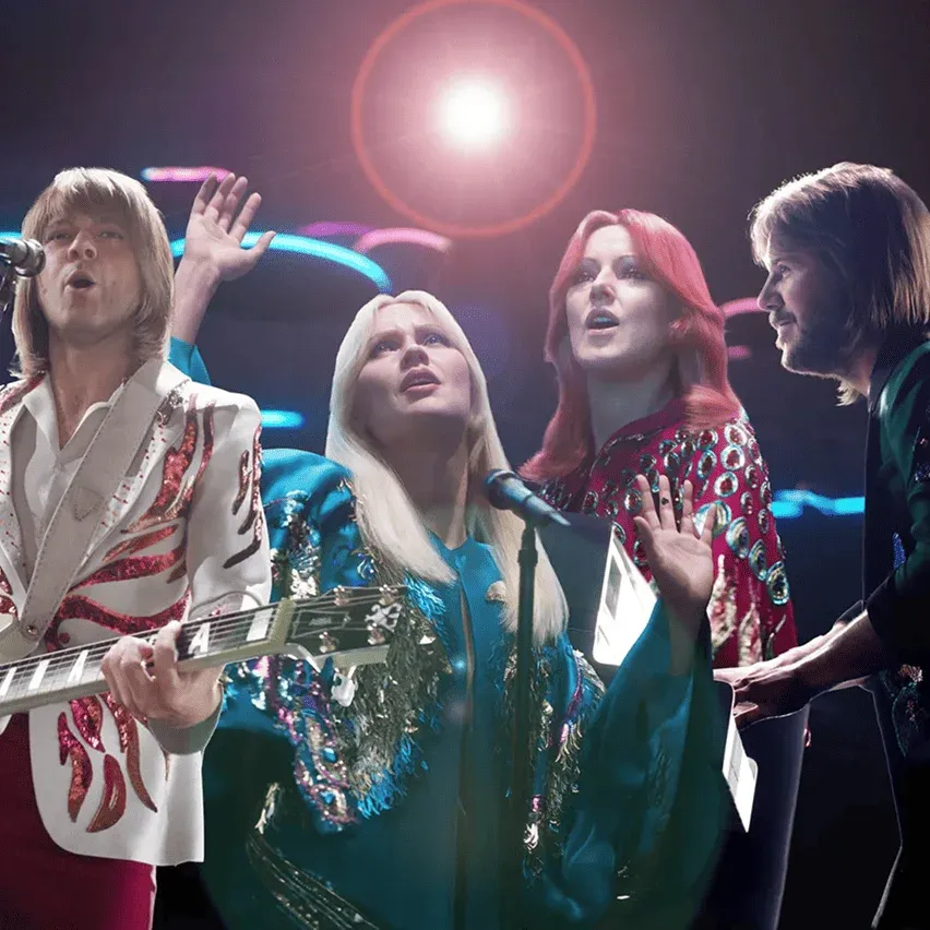 ABBA Voyage digitale artiesten zingen live op het podium in de ABBA Arena in Londen