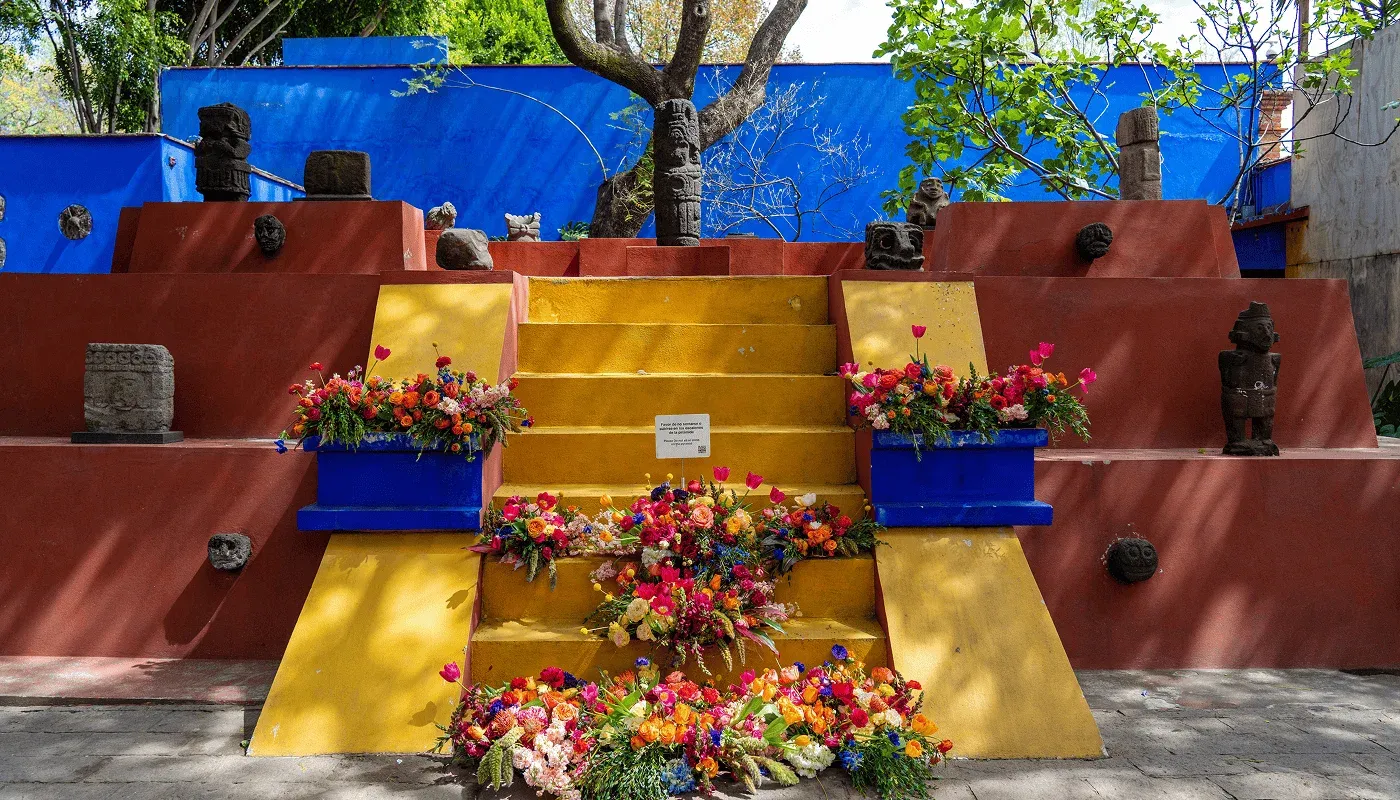 Mysticism and pre-Hispanic art in the courtyard of the Frida Kahlo Museum