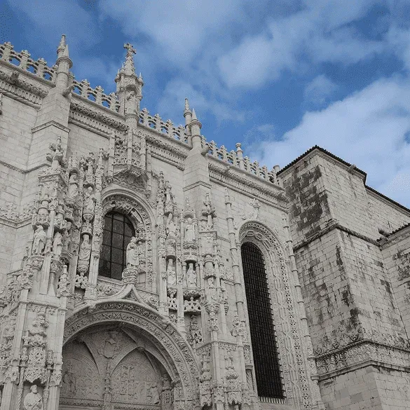 Fachada manuelina del Monasterio de los Jerónimos en Belém Lisboa
